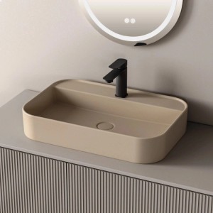 Modernes Emke Aufsatzwaschbecken mattbeige, abgerundet rechteckig, aus Keramik, mit schwarzem Wasserhahn.