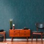 Wohnraum mit blauer Vliestapete Trendwall 2 Uni Glänzend FSC® von OBI.