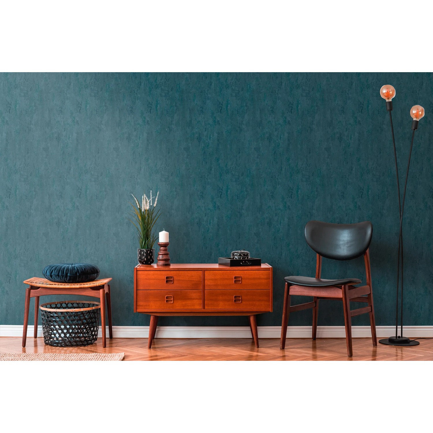 Wohnraum mit blauer Vliestapete Trendwall 2 Uni Glänzend FSC® von OBI.