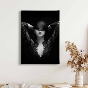 Schwarzweißes Leinwandbild: Frau im Spitzenkleid. Modernes Wandbild für Wohn- und Schlafzimmer.