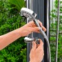 Bestway Solarflow Gartendusche 35 l: Handbrause und Temperaturregler in Bedienung.