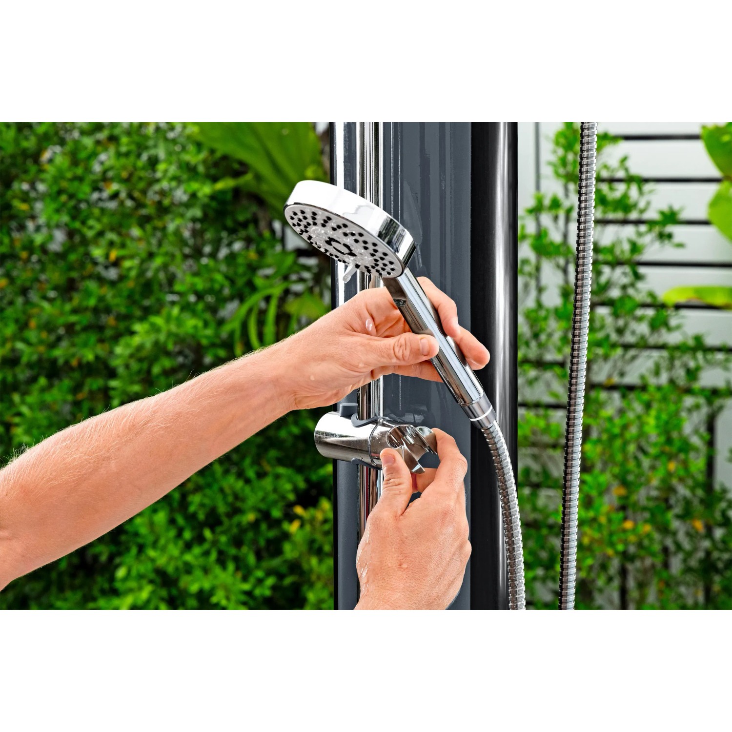 Bestway Solarflow Gartendusche 35 l: Handbrause und Temperaturregler in Bedienung.