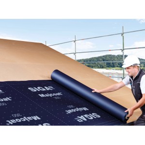Handwerker verlegt Siga Majcoat 350 Unterdeckbahn auf einem Dach. Dämmstoffzubehör für winddichte Gebäudehülle.