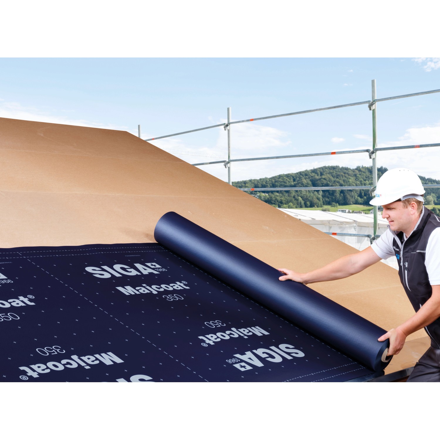 Handwerker verlegt Siga Majcoat 350 Unterdeckbahn auf einem Dach. Dämmstoffzubehör für winddichte Gebäudehülle.