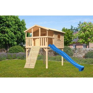 Karibu Stelzenhaus Benjamin mit Holzrampe und blauer Rutsche im Garten.