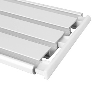 Weißer Seitendeckel an Aluminium Gardinenschiene (3-4 Lauf) von Bestlivings.