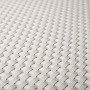Detailaufnahme: Weißer NYVI Balkon Sichtschutz aus Polyrattan mit geflochtener Struktur.