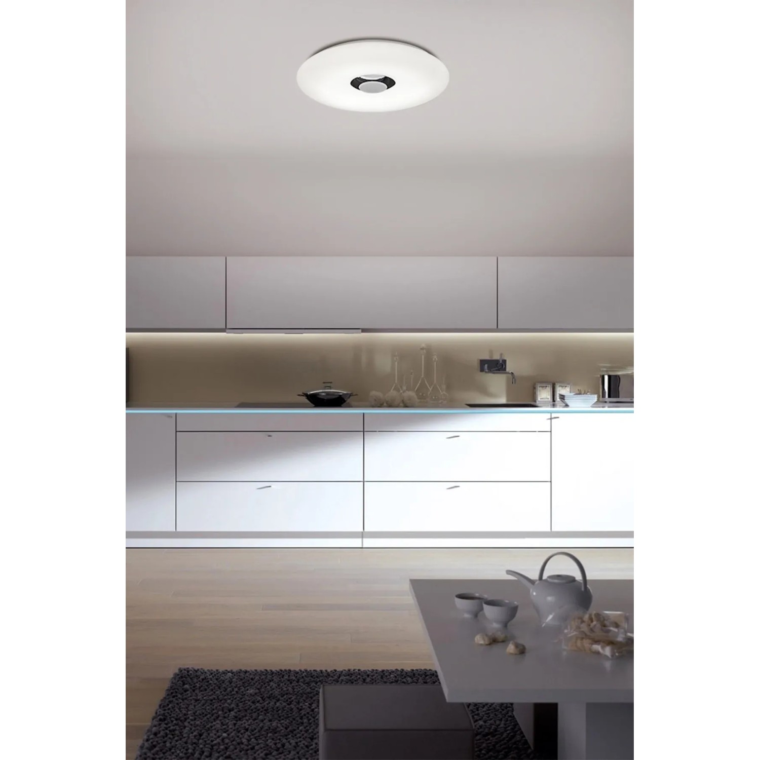 Weiße LED-Deckenleuchte Nashville von Näve, dimmbar mit Bluetooth Lautsprecher in moderner Küche.
