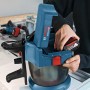 Bosch Akku-Industriestaubsauger: Einsetzen des 18V Akkus in den Nass- & Trockensauger.
