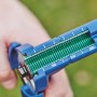 Rapid Zaunzange FP222 mit Ringklammern im Magazin zur Befestigung von Spanndrähten.