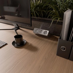 Kalb Luxor 3-fach Steckdose mit Tischklemme auf Schreibtisch, ideal für Büro und Homeoffice.