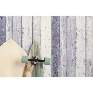 Vliestapete Surfing & Sailing Holz Blau mit Surfbrett und Skateboard im maritimen Look.