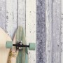 Vliestapete Surfing & Sailing Holz Blau mit Surfbrett und Skateboard im maritimen Look.