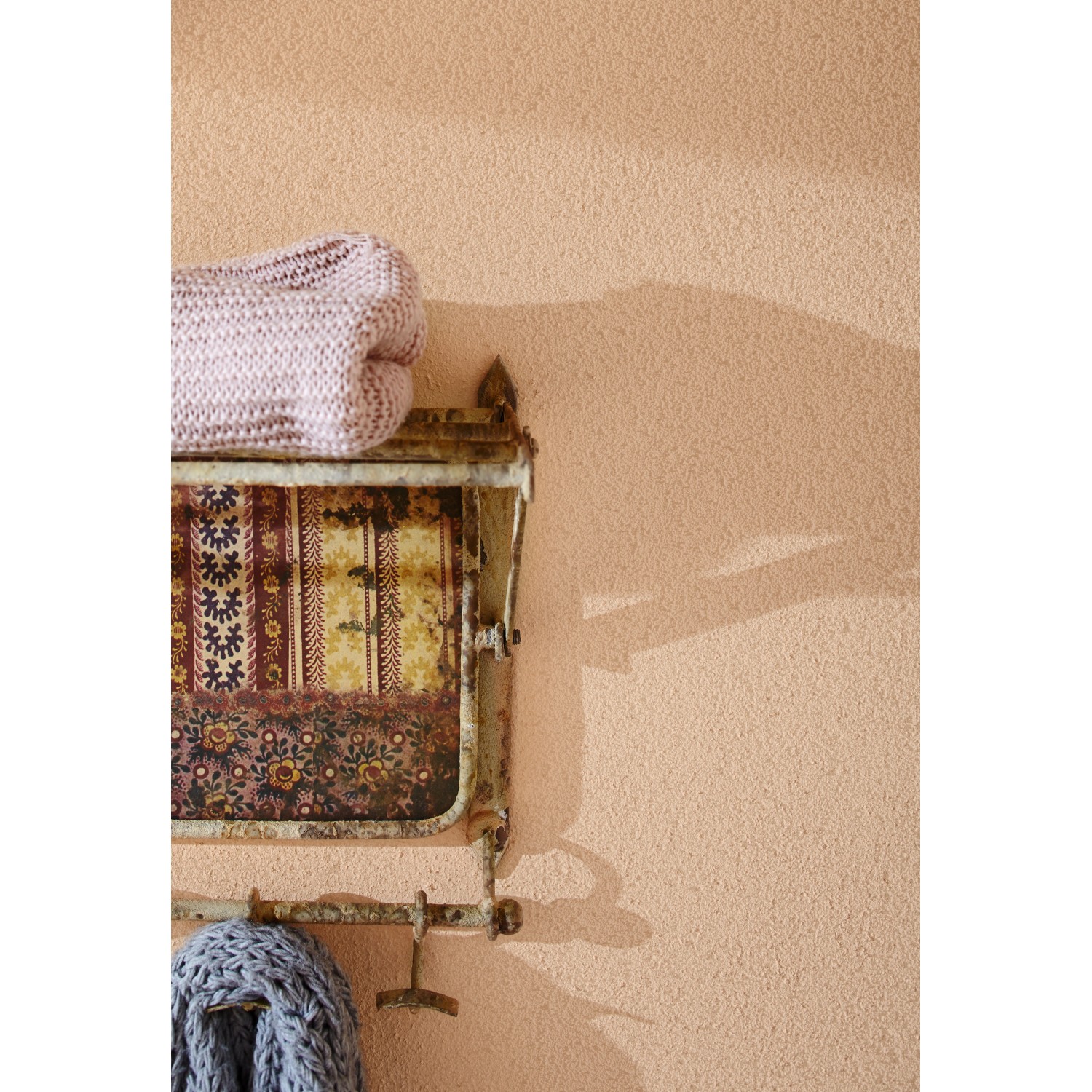 Wand mit Knauf Compact Color Terracotta Putz, rustikale Dekoration.