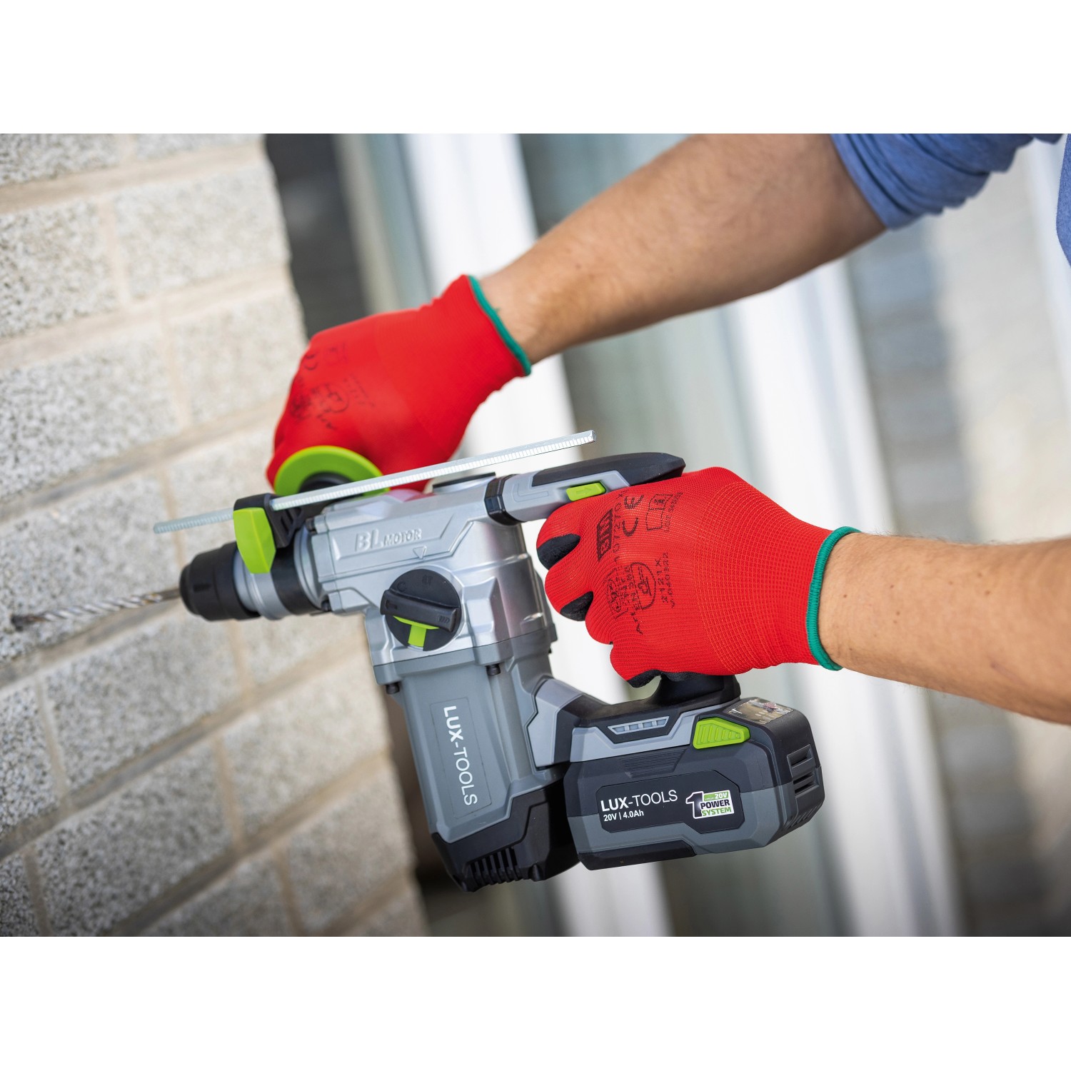 Mann bohrt mit roter Arbeitshandschuhe Latex Größe 8. 5er-Pack Arbeitshandschuhe.