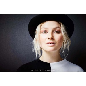 Frau mit Hut vor schwarzer A.S. Creation Vliestapete Metropolitan Stories Lizzy London Uni Schwarz.