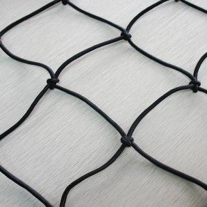 Schwarzes Zurrnetz 1,50x2,20m zur Ladungssicherung im Anhänger. Elastisches Material mit Randverstärkung.