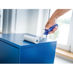 LUX Schaumwalze (11 cm, Weiß, 5 Stk.) beim Lackieren einer blauen Oberfläche.