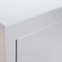 Hellgrauer, pulverbeschichteter Stahl Aktenschrank. Detail der glatten Oberfläche und robusten Kante des Büroschranks.