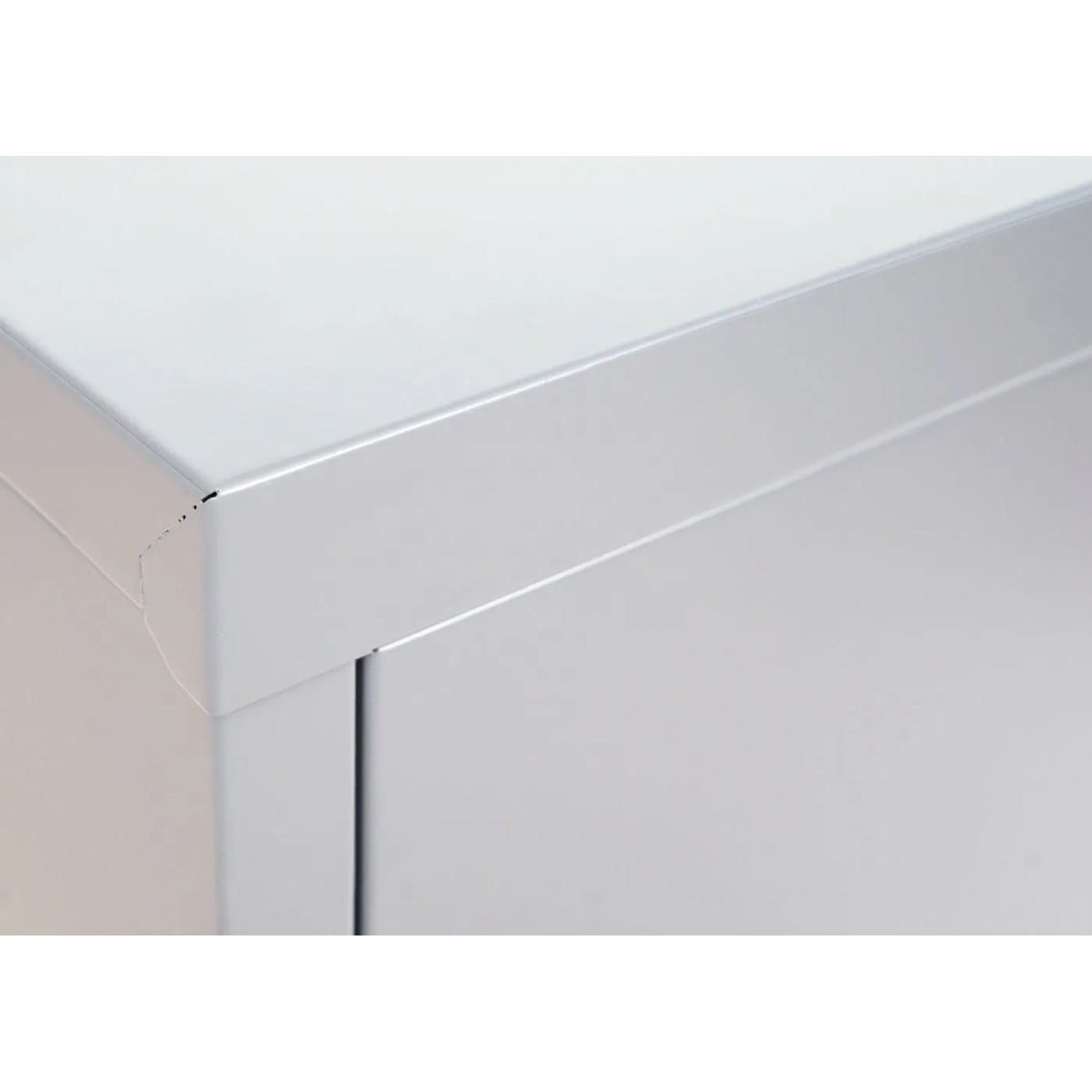 Hellgrauer, pulverbeschichteter Stahl Aktenschrank. Detail der glatten Oberfläche und robusten Kante des Büroschranks.