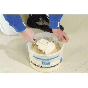 Anwender mischt Knauf Uniflott Spachtelmasse im Eimer an. Ideal für Gipsplatten im Innenbereich.