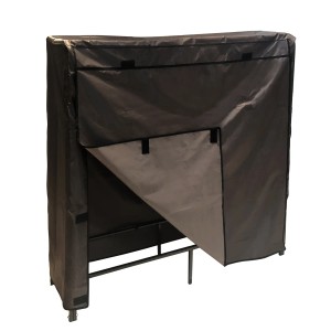 Schwarzes NYVI Kaminholzregal aus Metall mit Abdeckung für Kaminholz.