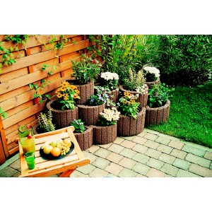 Gestapelte, bepflanzte, braune Pflanzringe Klein 35 cm x 20 cm im Garten.
