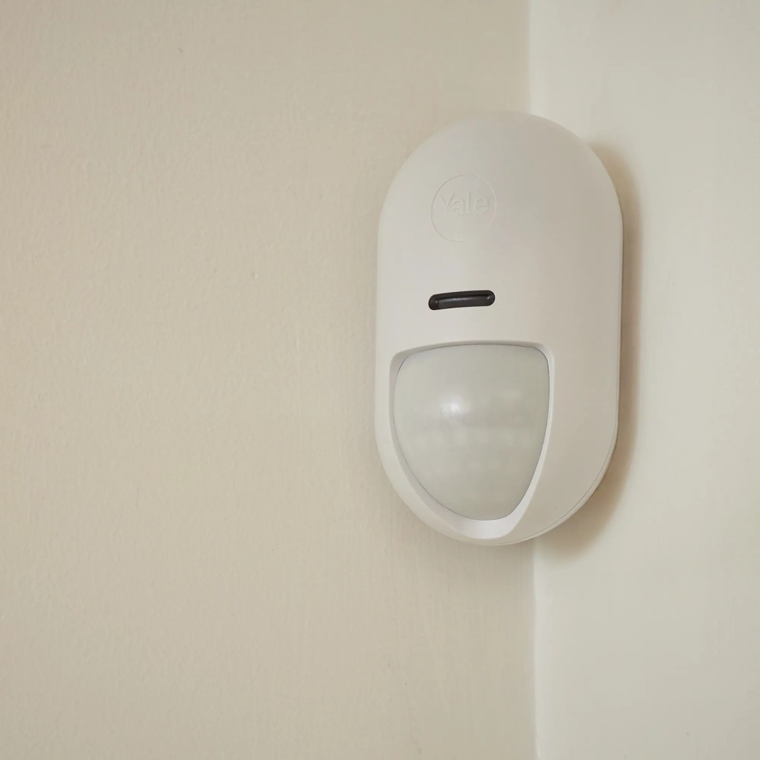 Yale Bewegungsmelder für Alarmanlage, Teil des Smart Alarm Starterkits, an einer Wand montiert.