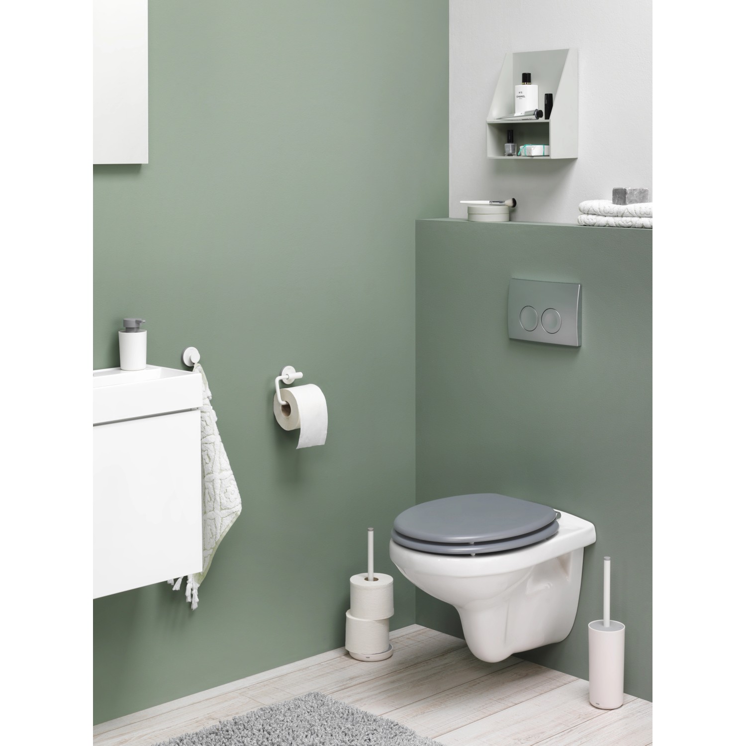Weißer Tiger Haken Urban Klein im modernen Badezimmer mit Accessoires.