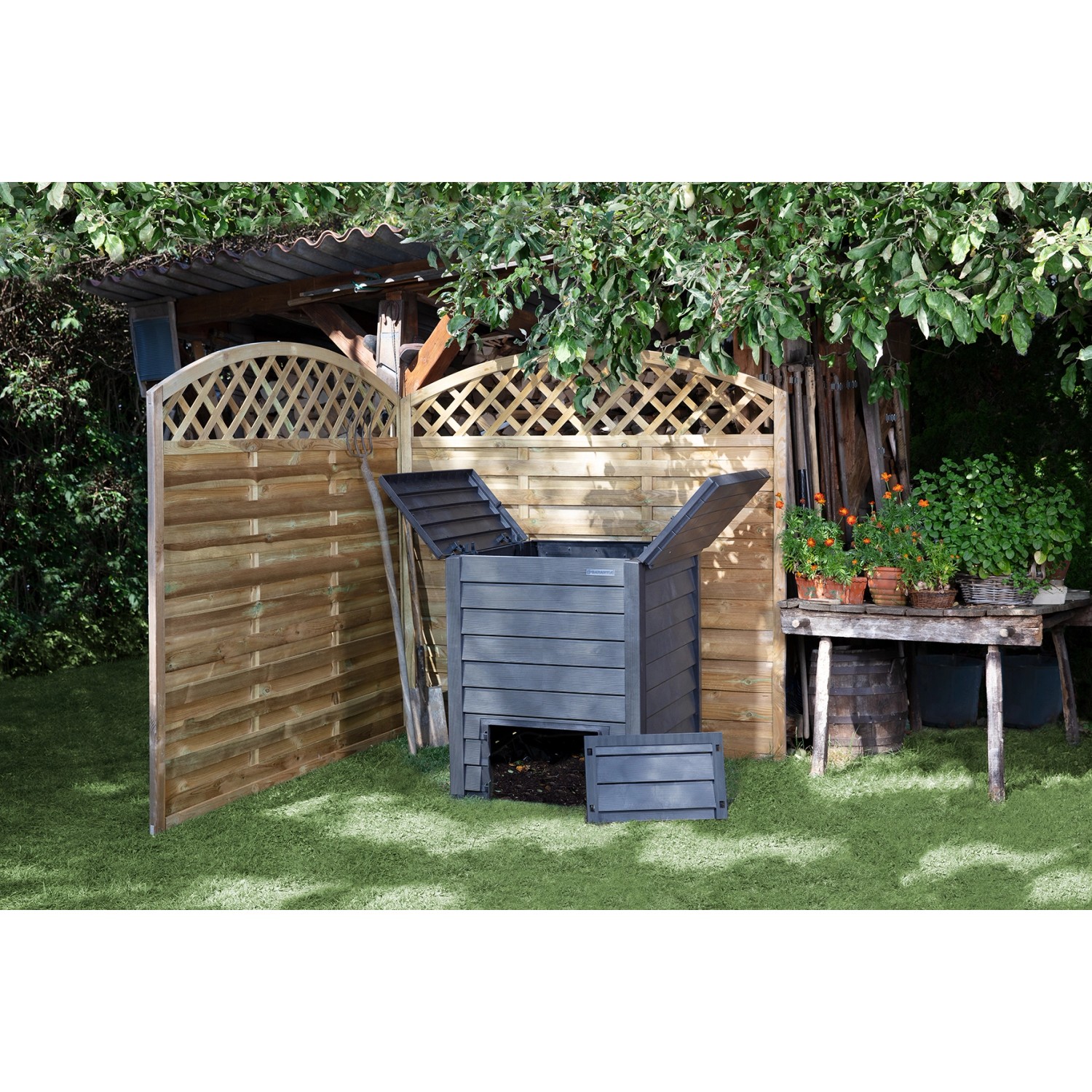 Garantia Thermo-Wood Komposter 600 l in Anthrazit-Braun mit geöffnetem Deckel und Entnahmeklappe.
