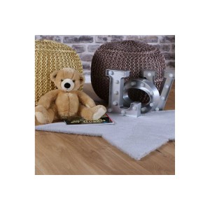 Grauer MeGusta Kinderteppich Clara (86x86 cm) mit Teddy, Poufs und Deko-Buchstaben.