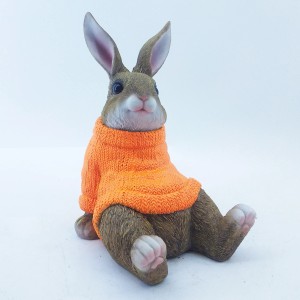 Dekorative Hasenfigur (22 cm) mit orangefarbenem Pulli für die Gartendeko.