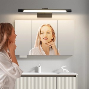 Schwarze NETTLIFE LED Spiegelleuchte L40 über Badspiegel, beleuchtet Frau. Modernes Design, neutralweißes Licht.