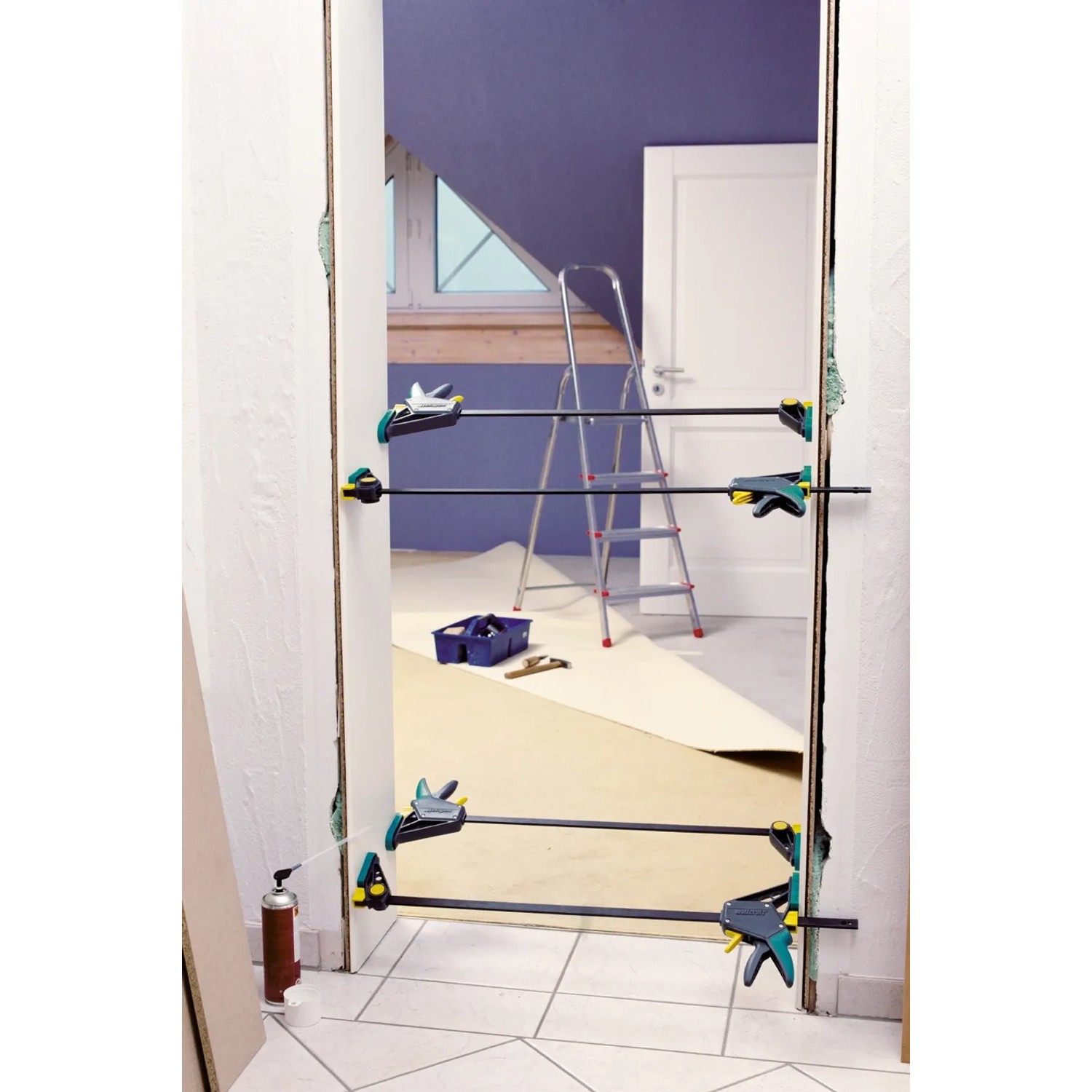 Wolfcraft Einhandzwingen EHZ Pro 100-700 im Einsatz zum Fixieren einer Türzarge.