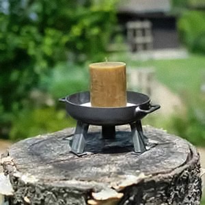 SIENA GARDEN Mini Feuerschale M aus Stahl mit Kerze als Deko auf Baumstumpf.