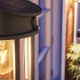 Detailaufnahme: Schwarze Philips Solar-Wandleuchte Geri mit Bewegungssensor und warmweißem Licht.