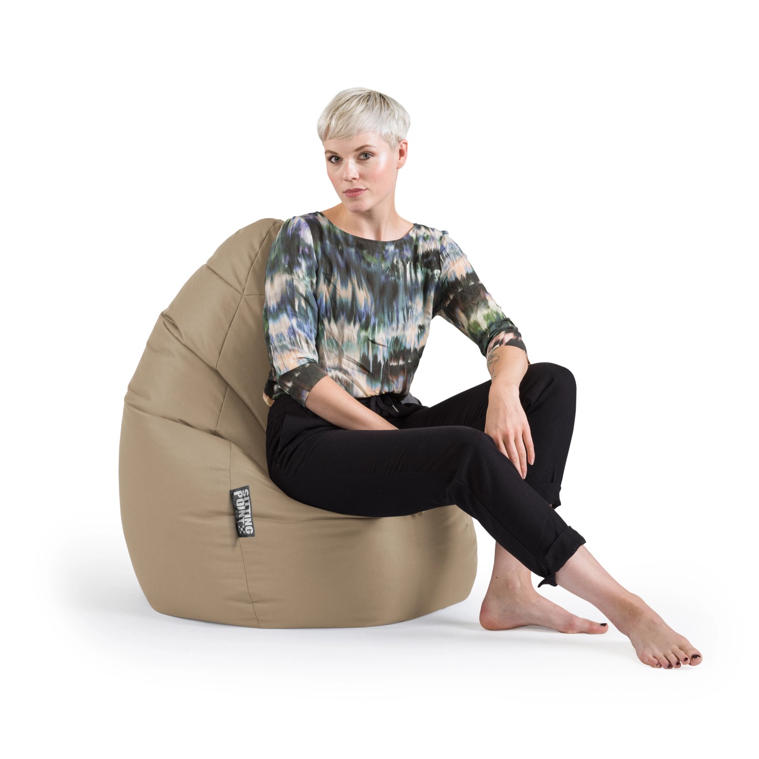 Khaki Sitzsack Brava von Sitting Point (220 l) mit sitzender Person.