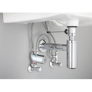 Grohe Grohtherm Micro Verbrühschutz in Chrom unter Waschbecken montiert.