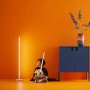 Smarte WiZ LED Stehleuchte Pole, weiß, mit Kind im Raum. Lichtfarbe und Helligkeit einstellbar.
