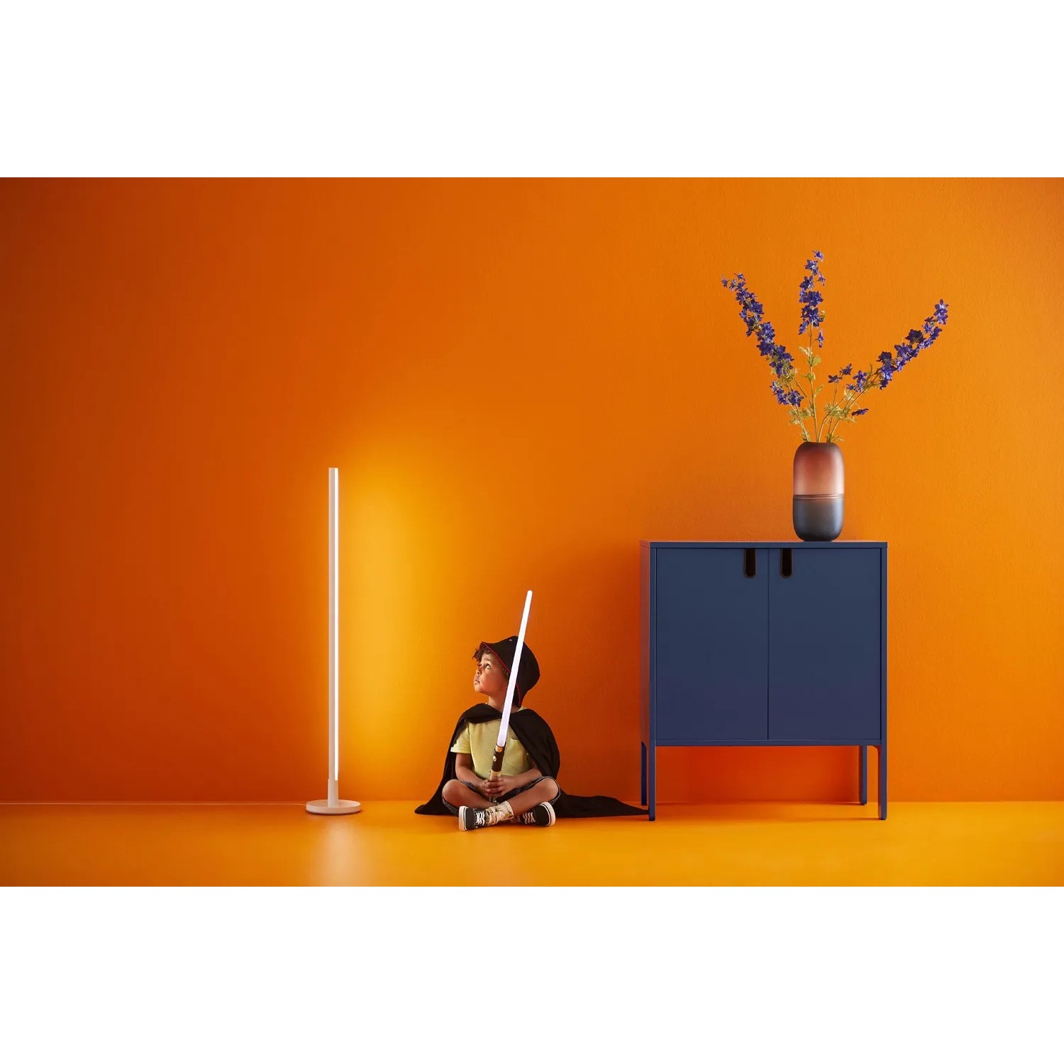 Smarte WiZ LED Stehleuchte Pole, weiß, mit Kind im Raum. Lichtfarbe und Helligkeit einstellbar.