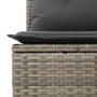 Nahaufnahme einer grauen Poly-Rattan Garten Essgruppe mit dunklem Sitzkissen. Detail der geflochtenen Oberfläche.