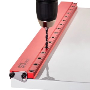 SOTECH Bohrschablone BS-32-500 in Nutzung mit Bohrmaschine für präzise Bohrungen.