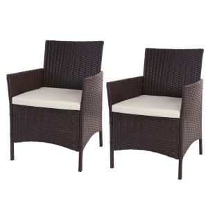Zwei braun-melierte Poly-Rattan Gartensessel mit Armlehnen und cremefarbenen Sitzkissen im 2er-Set.