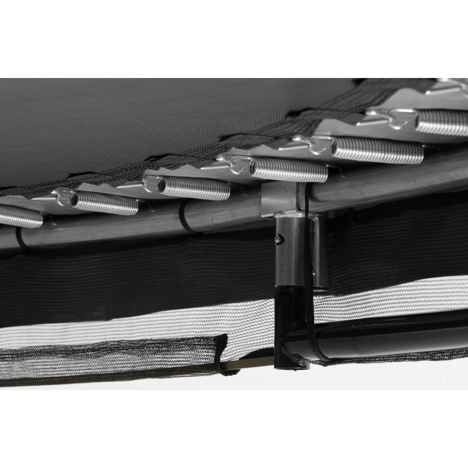 Detailaufnahme: Federn und Rahmen des schwarzen Salta Trampolin Comfort Edition Ground ø 213 cm.