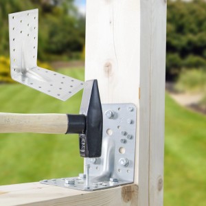 Feuerverzinkter SOTECH Winkelverbinder 90 Grad mit Sicke, an Holzpfosten montiert. Robust für stabile Holzkonstruktionen.