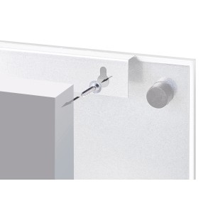 Detailaufnahme der Wandmontage des anthrazitfarbenen Zeller Memoboards aus Glas und Schiefer.