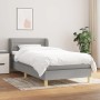 Helles Boxspringbett 100x200 cm mit Matratze, hellgrauer Stoffbezug. Gemütliches Bett für erholsamen Schlaf.