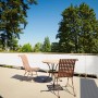 Cremeweiße HDPE Balkonumrandung 90x500 cm als Sichtschutz auf Balkon mit Möbeln.
