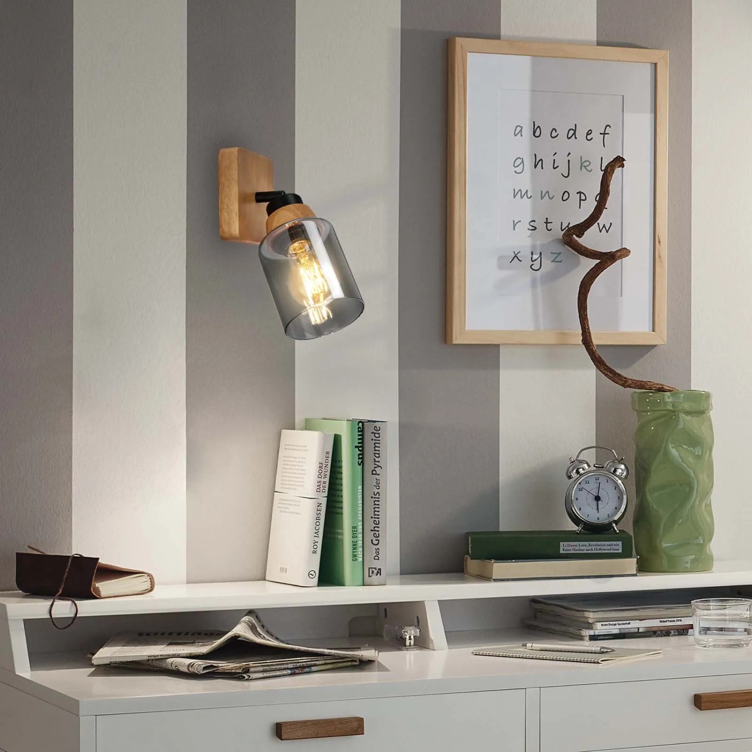 Briloner Wandleuchte Royk mit Rauchglas und Holzbasis, E27 Fassung.