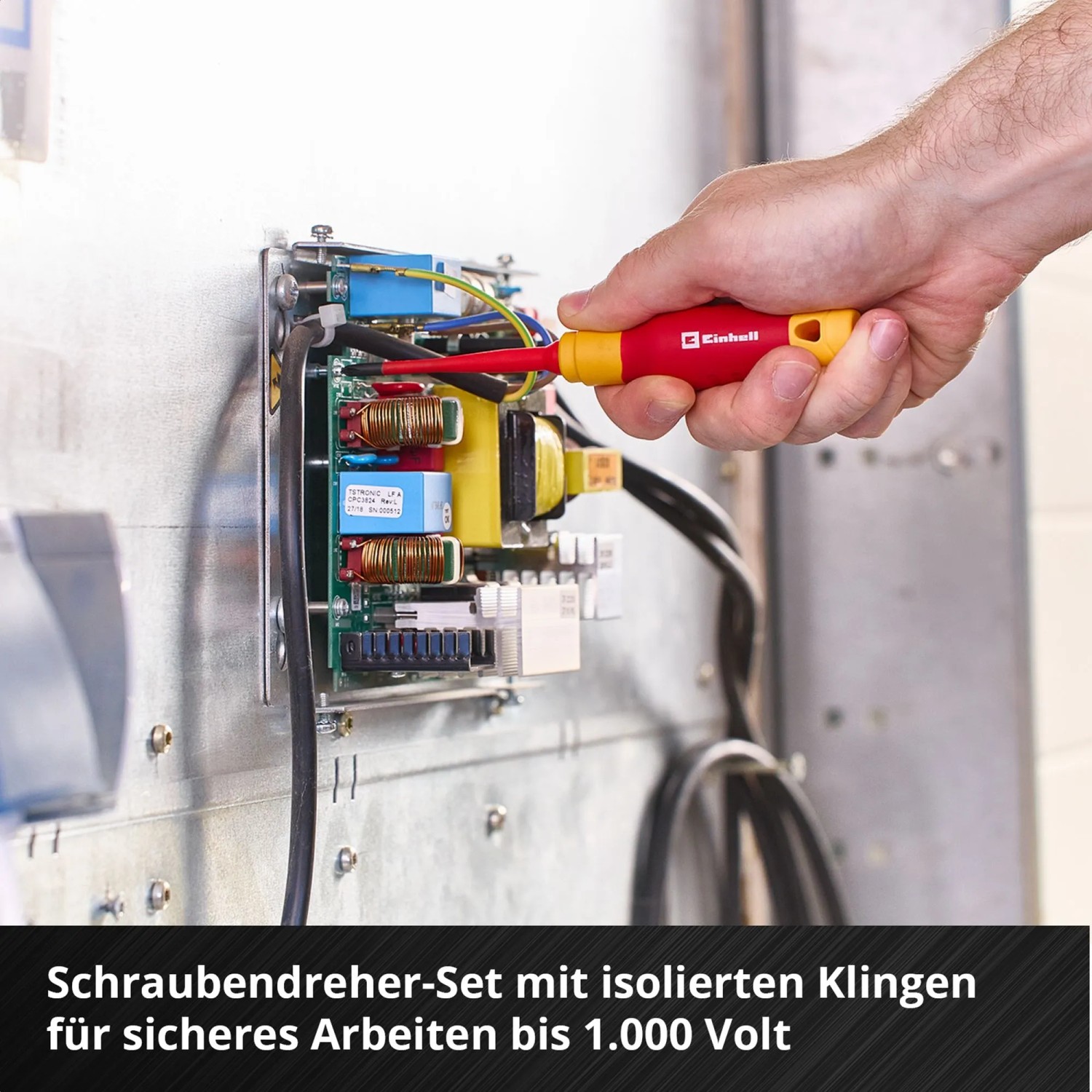 Einhell Werkzeug-Pad mit Elektriker-Werkzeugen im Einsatz an Elektroanlage.